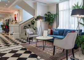 Queen's Court Hotel & Residence 5