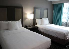 La Quinta Inn & Suites by Wyndham Indianapolis Downtown 5