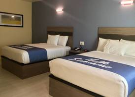 Days Inn by Wyndham Freeport 5