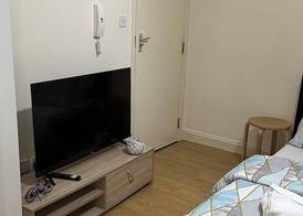 Charming 1-bed Studio in London 4