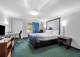 Super 8 by Wyndham Lantana West Palm Beach 5