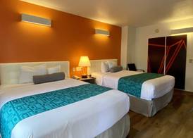 Howard Johnson by Wyndham Lake George 4