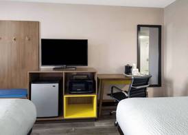 Days Inn & Suites by Wyndham Kokomo 5