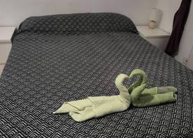 Apt - Sleeps 5 - Pool - Parking 3