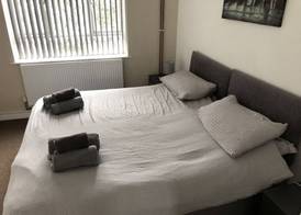 Lovely 2-bed Apartment in Solihull 3