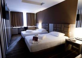Hollywood Hotel 2