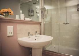 The Greyhound on the Test Hotel 5