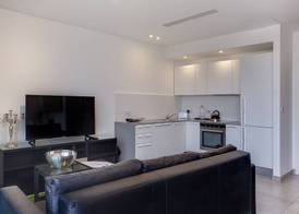 Modern Seaview Apartment In a Prime Location 3