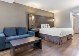 Super 8 by Wyndham Macleod Trail Calgary 5
