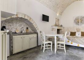 19 White Luxury Suite With Jacuzzi by Wonderful Italy 2