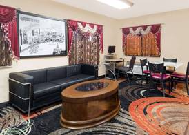 Super 8 by Wyndham Paris IL 2