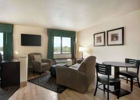 Travelodge by Wyndham Livonia 4
