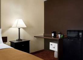 Super 8 by Wyndham Des Moines 5