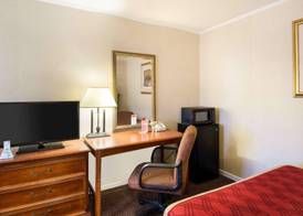 Econo Lodge Inn & Suites West of Boston 5