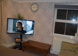 2-Bed Apartment Sleeps 4 with Wi-Fi 2
