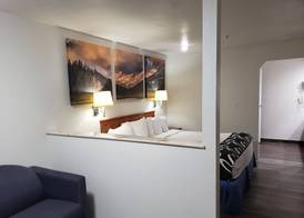 Days Inn by Wyndham Bishop 5