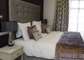 Queens Court Hotel 4
