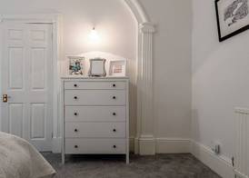 Garden Flat Apartment in Grosvenor Place 2