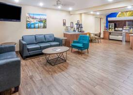 Days Inn & Suites by Wyndham Greeley 3