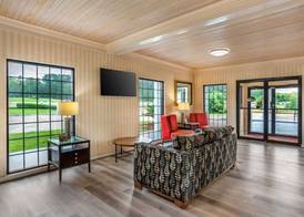Econo Lodge Inn & Suites Philadelphia MS 2