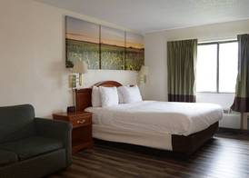 Days Inn by Wyndham Topeka 5