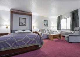 Super 8 by Wyndham Fond Du Lac 3
