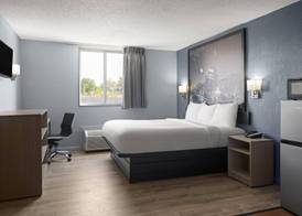 Super 8 by Wyndham Fort Wayne 5
