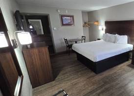 Days Inn by Wyndham Clinton 2