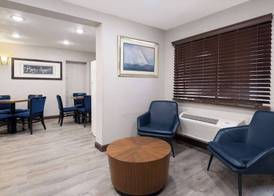 Days Inn & Suites by Wyndham Kokomo 3