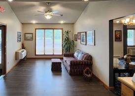 Econo Lodge Lakeshore 5
