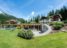 Hotel Dolomitenhof & Chalet Alte Post 2