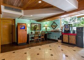 Castle Bamboo Waikīkī Hotel 2