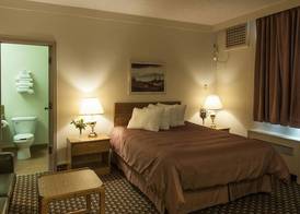 Travelodge by Wyndham Winnipeg Airport West 5