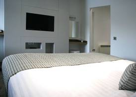 Damon’s Hotel 4
