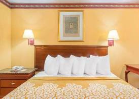 Howard Johnson by Wyndham Orlando International Drive 5
