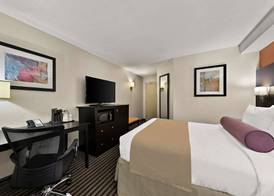 Best Western Plus Toronto North York Hotel & Suites 5
