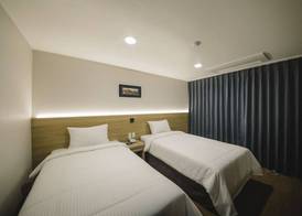 Harbor Hotel 3