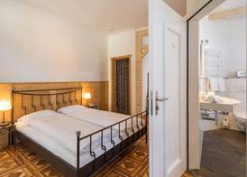 Carlton-Europe Vintage Adults Hotel 5