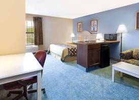 Super 8 by Wyndham Freeport 3