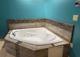 Plymouth Bay Inn and Suites 4