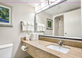 Clarion Pointe Richmond North near University 5