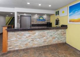 Days Inn by Wyndham Mason City 3