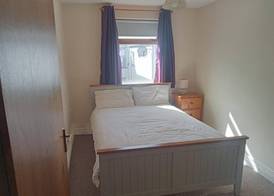 Central 2-Bed Apt Sleeps 5 above Great Derry Pub 4