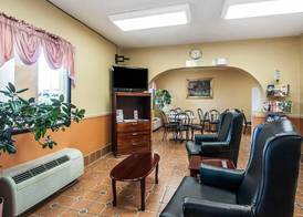 Econo Lodge Inn & Suites Tuscaloosa I-20 4