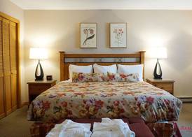 Ramada by Wyndham Kelowna Hotel & Conference Center- Pool, Hot Tub, and Restaurant 4