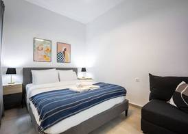 Modern Studio l King Bed & Work Corner 3