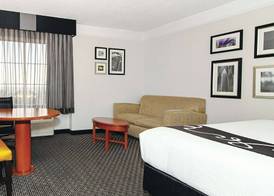 La Quinta Inn & Suites by Wyndham Ontario Airport 4