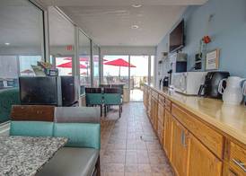 Beach House Inn with POOL & Hot Tub 5