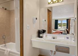TRAVELODGE BY WYNDHAM PORT OF TACOMA WA 4