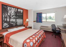 Super 8 by Wyndham Washington/Peoria Area 3